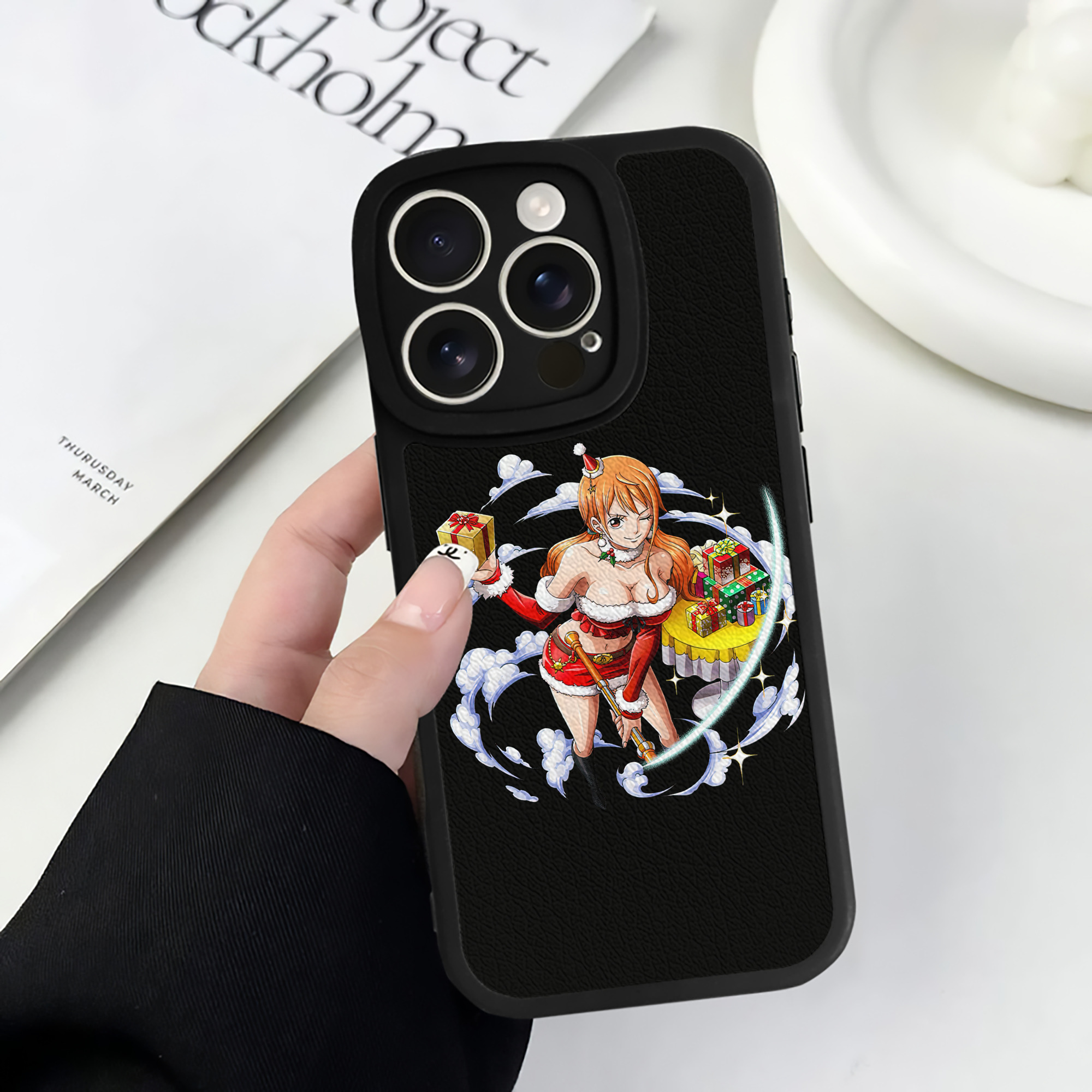 （画像用） ワンピース ナミ ONE PIECE Nami 【iPhone 16シリーズ対応】シリコンスマホケース（レザー調） 材質：シリコン